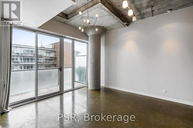 Photo du bâtiment - 201-201 Carlaw Ave