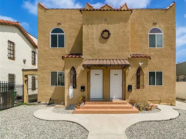 Building Photo - 3028 Edgehill Dr
