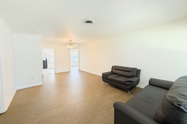 Foto del edificio - 4053 Silverwood Dr