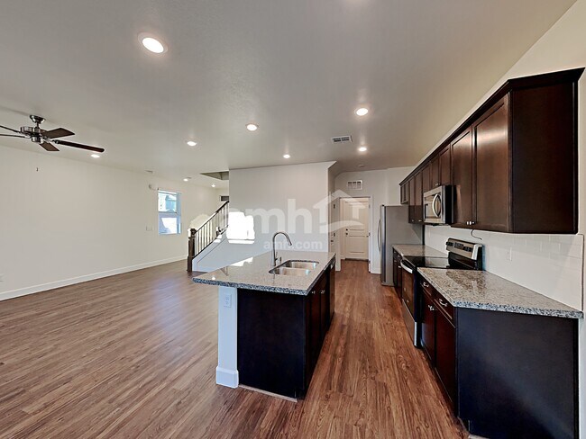 Foto del edificio - 4747 Tree Swing St