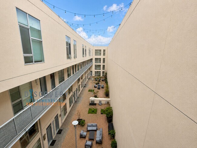 Building Photo - Uptown Place One Bedroom Condominium