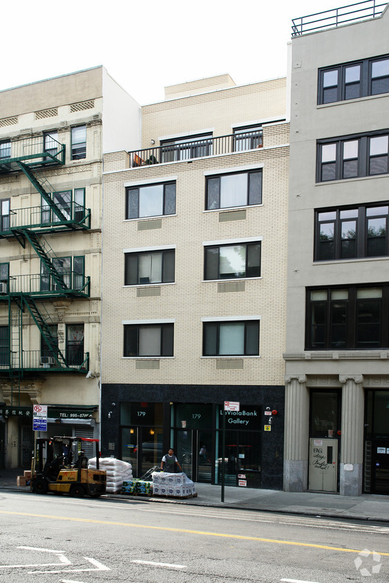 Exterior Building View: 179 E Broadway - Manhattan - 179 E Broadway