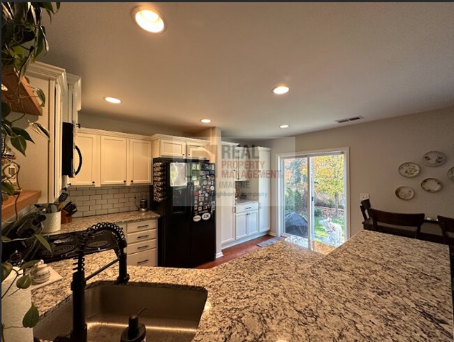 Building Photo - Check out this adorable 3 bedroom, 2.5 bath home!