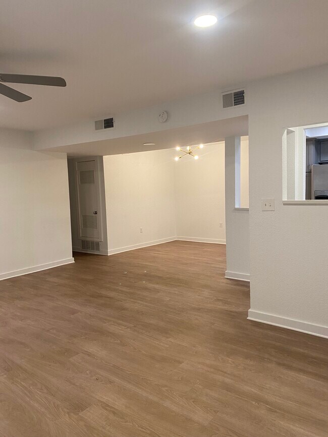 Living / dining room - 846 Thistledown Dr