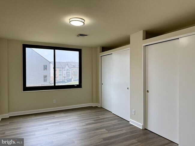 Foto del edificio - Spacious & Updated One Bedroom W/All Energy Utilties Included, Parking, Laundry on Site, & Much M...