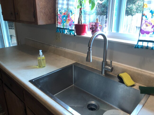 Foto del edificio - 1550 Herbert St