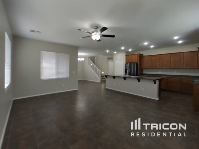 Building Photo - 4930 E Del Rio Dr