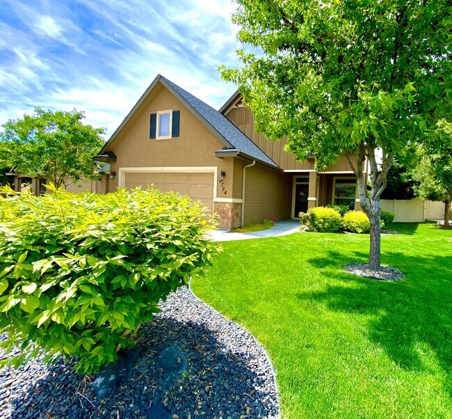 Building Photo - Lawn Care included!  4 bed 2.5 bath Neighb...