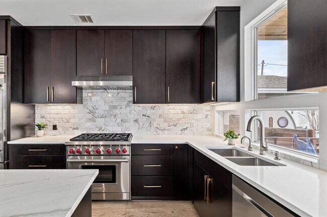 Foto del edificio - 2400 E 8th St