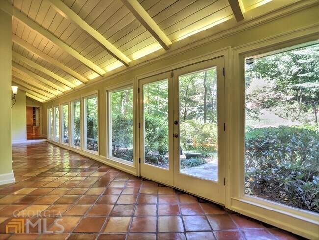 Building Photo - 7165 Riverside Dr