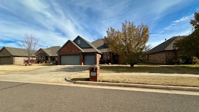 Building Photo - Freshly Updated, 4 Bed, 3 Bath, 3 Car, + H...