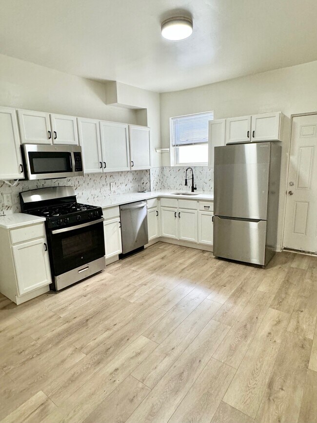 Photo - 2030 Waterloo St Townhome