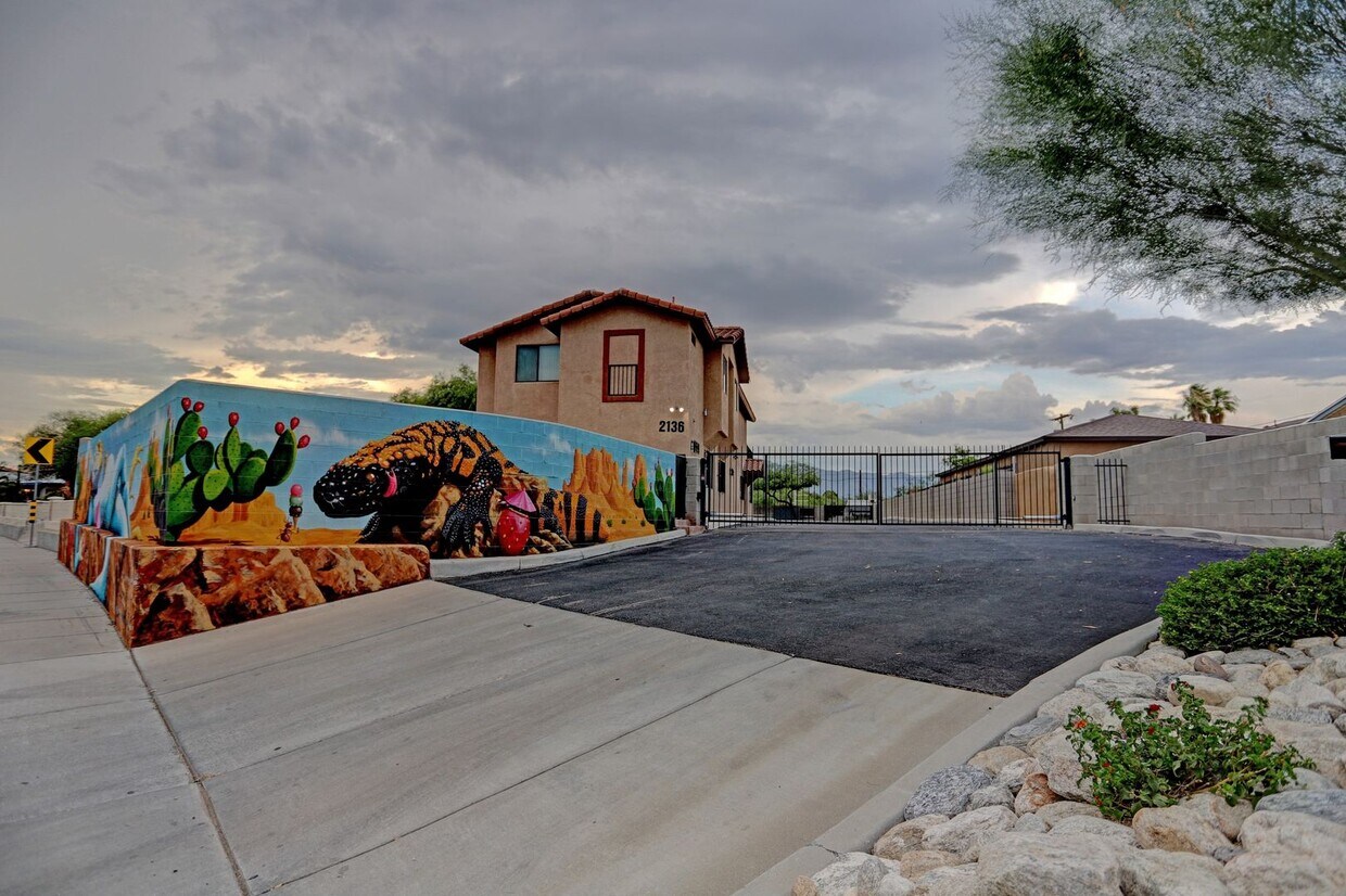 Foto principal - 2136 N Euclid Ave