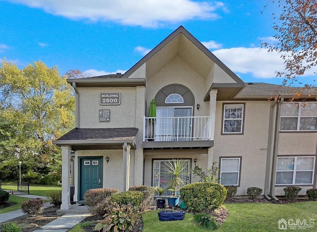Foto principal - 2501 Commons at Kingswood Dr