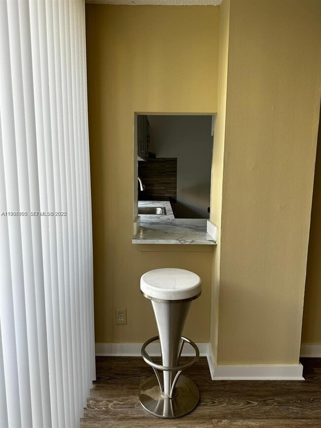 Foto del edificio - 16909 N Bay Rd