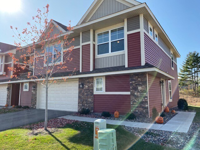 Primary Photo - Available Oct 9 - Spacious End Unit 3 Bedr...