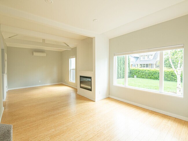 Building Photo - Cute NE 1 bedroom/1 bathroom Unit!