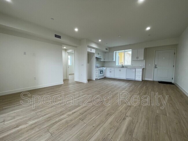 Building Photo - 11490 Oxnard St