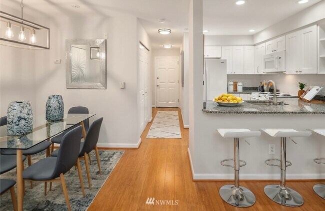 Foto del edificio - 2530 15th Ave W