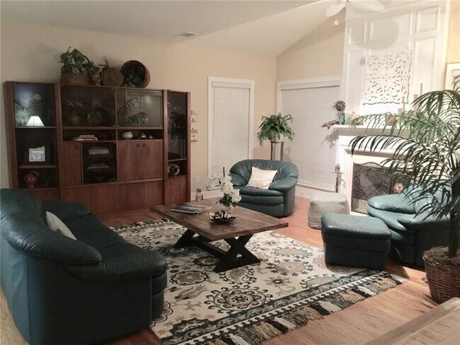 Building Photo - 1805 Aurelia Dr