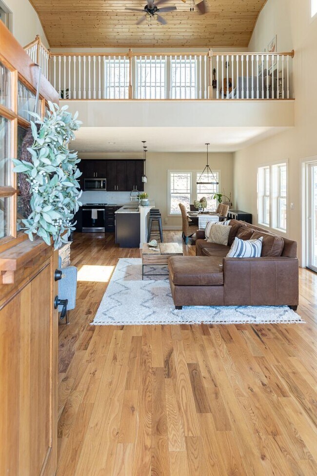 Foto del edificio - East AVL - Contemporary Farmhouse on Large Wooded Lot