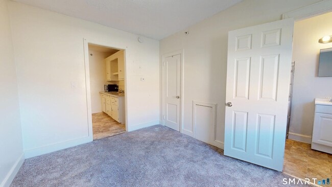 Building Photo - 666 Main St