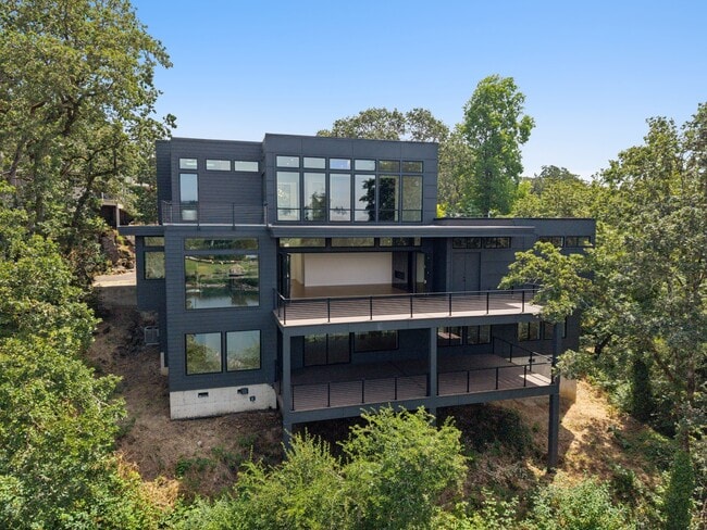 Building Photo - 985 SE Rim Rock Ln