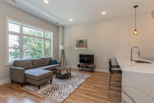 Foto del edificio - 6311 Polk St
