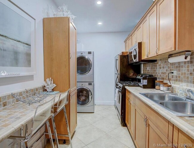 Building Photo - 1120 Venetian Way