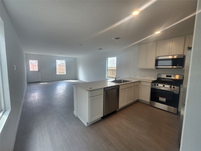 Building Photo - 906 Pertuso Ln