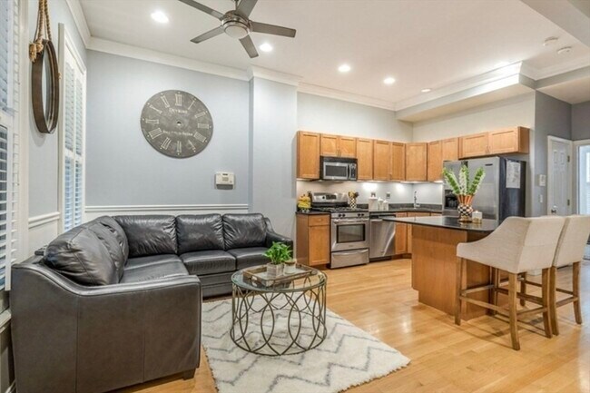 Building Photo - 691 E 8th St