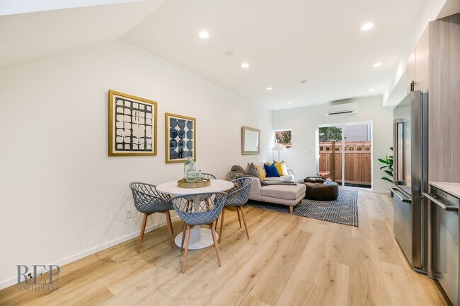 Building Photo - Brand New Townhome in the Heart of Walling...