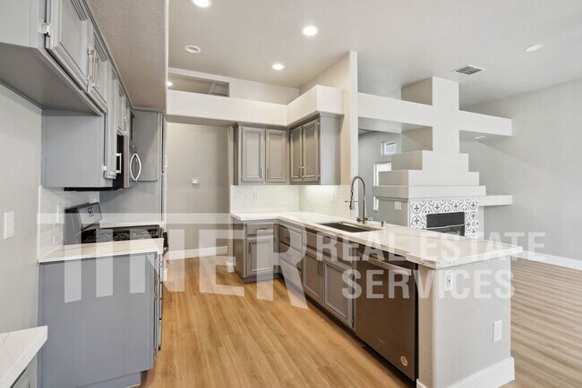 Building Photo - Beautiful Open Floor Plan with Natural Lig...