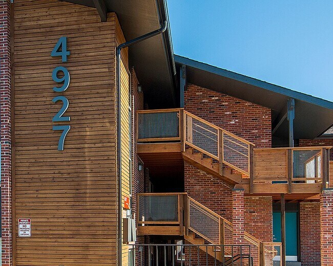 Building Photo - 4917 Thunderbird Dr
