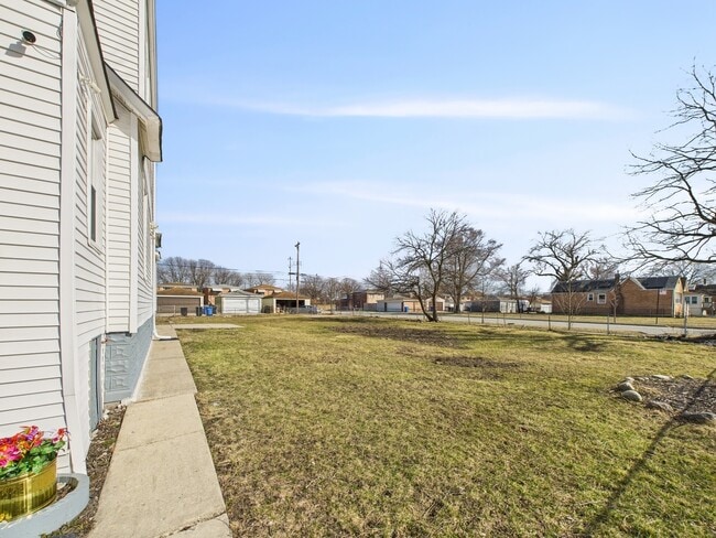 Building Photo - 9151 S Normal Ave