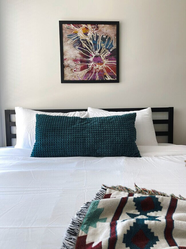 Building Photo - 2530 University Ave