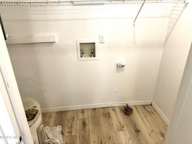 Foto del edificio - 7190 Conant Ave
