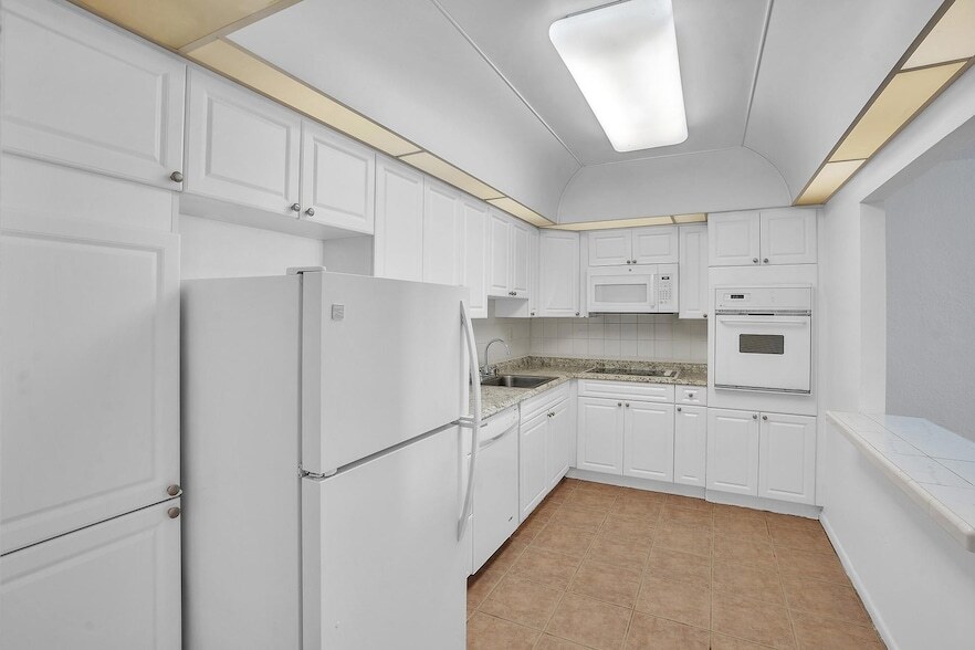 Foto principal - 19390 Collins Ave