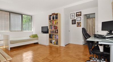 Building Photo - 224 St George St