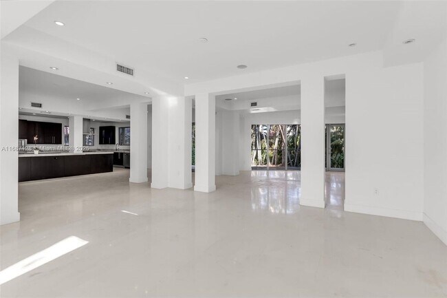 Foto del edificio - 5625 N Bay Rd