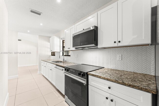 Foto del edificio - 18055 Sycamore Dr W