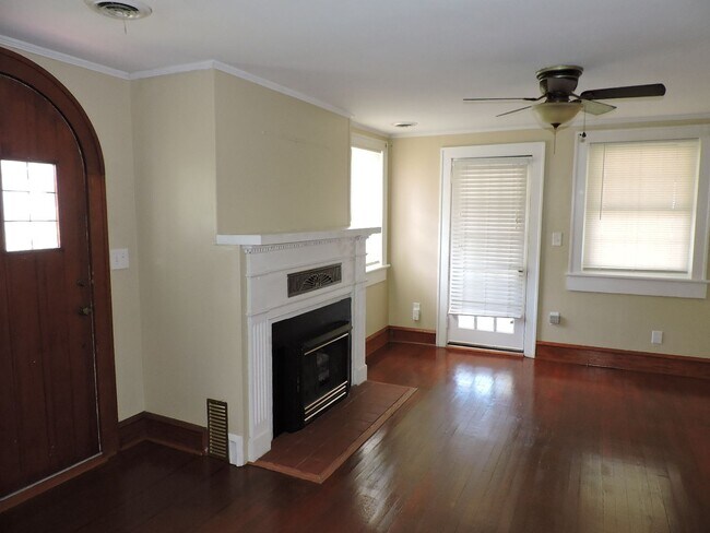 Foto del edificio - Call Linda 804-642-2106 or linda@vacosold.com