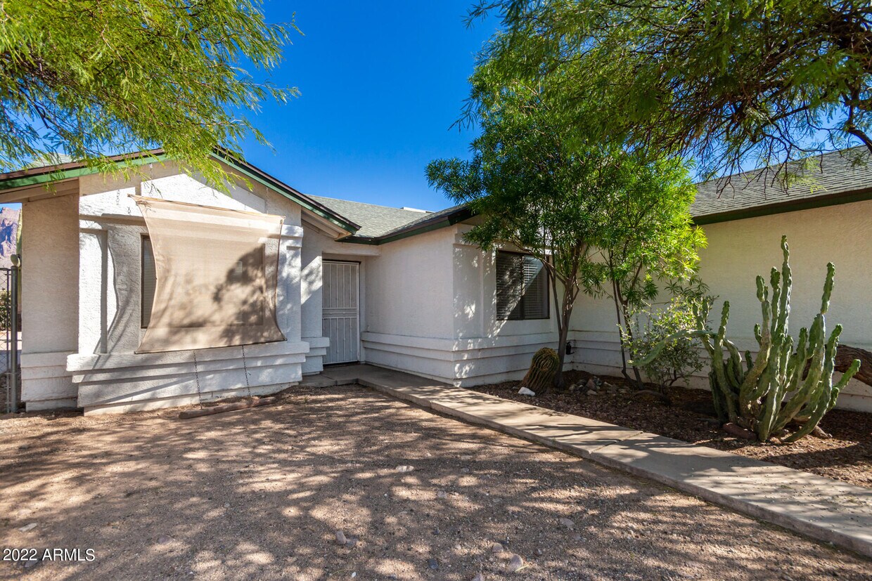 Foto principal - 1441 N Arroya Rd