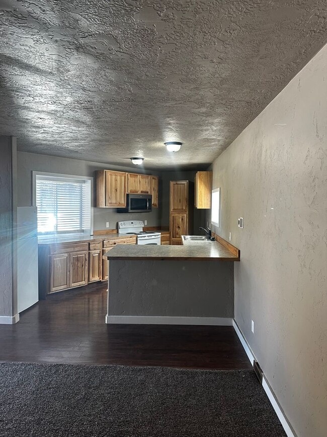 Building Photo - Great INKOM Property. One Bedroom One Bathroom