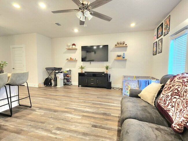 Building Photo - Discover this Stunning 3/2.5 Townhome w/ Pool and Dog Park!