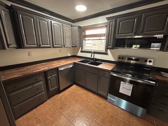 Foto del edificio - 9610 Britannia Ct