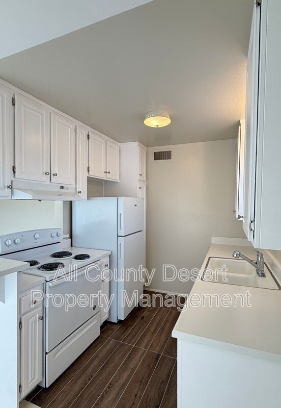 Foto del edificio - 550 El Cielo Rd