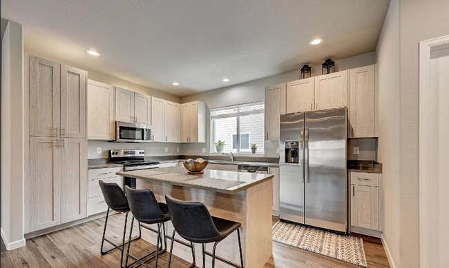 Foto del edificio - Charming town-home style condo Coming June 2026!