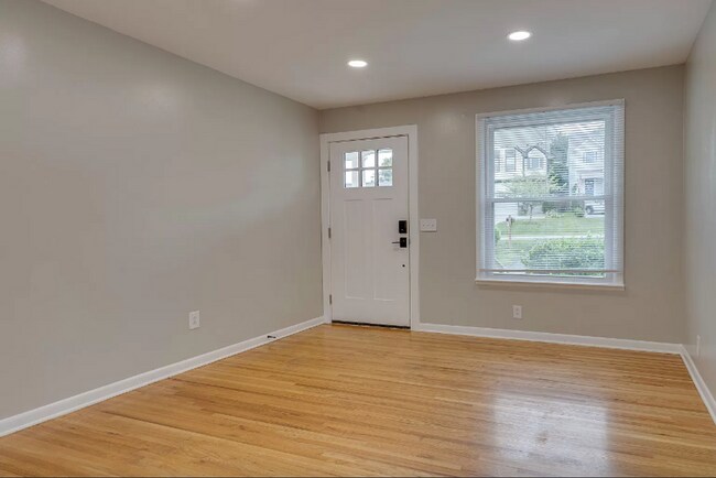Building Photo - 3 bedroom home in Charlotte Park