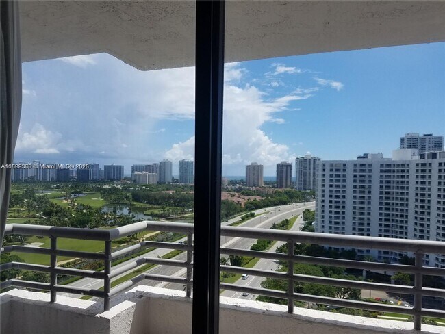 Foto del edificio - 3300 NE 191st St